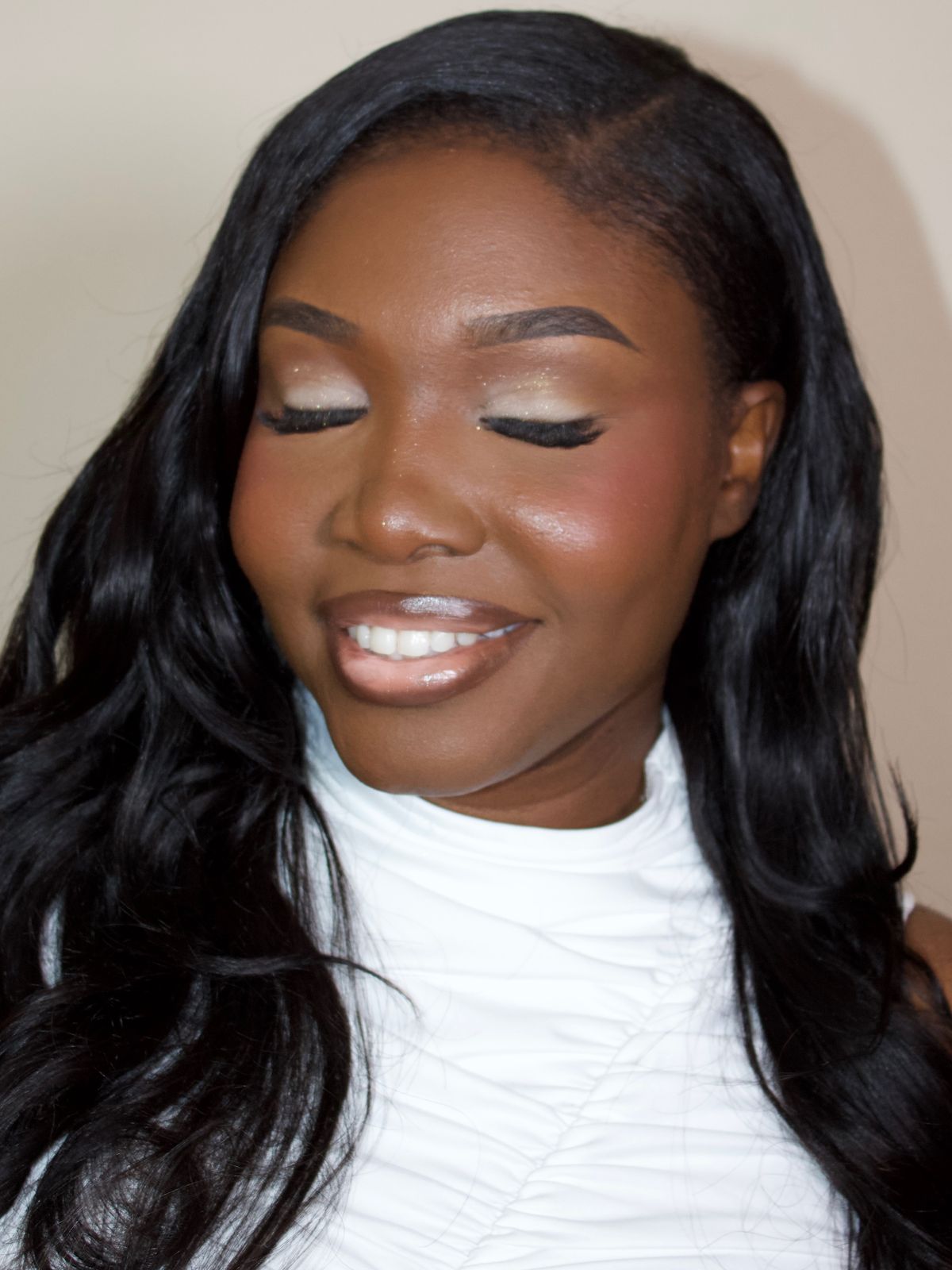 Gold shimmer lid with a soft smile